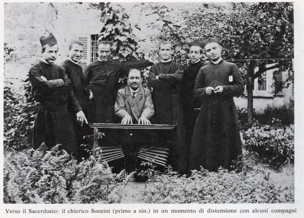 Verso il Sacerdozio: il chierico Carlo Sonzini in un momento di distensione con alcuni compagni